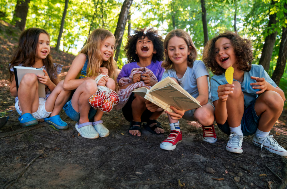 programa – Olympic Forest Camp Πέντε μικρά παιδιά στην κατασκήνωση που ασχολούνται με δραστηριότητες της ημέρας